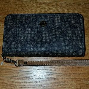 Michael Kors Jet Set Wristlet